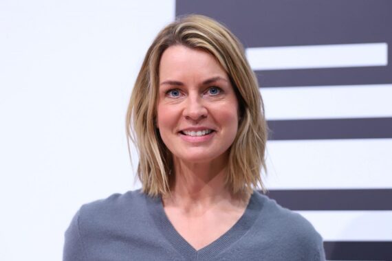 Jessy Wellmer im Newsroom, lächelnd, mit ihrem Labradoodle, der Alltag im Büro bleibt hundelos.