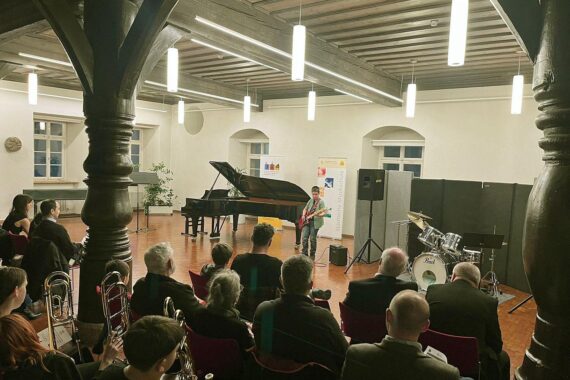 Junge Musiker bei festlichem Konzert, Preisträger von „Jugend musiziert“ in Schwäbisch Gmünd.