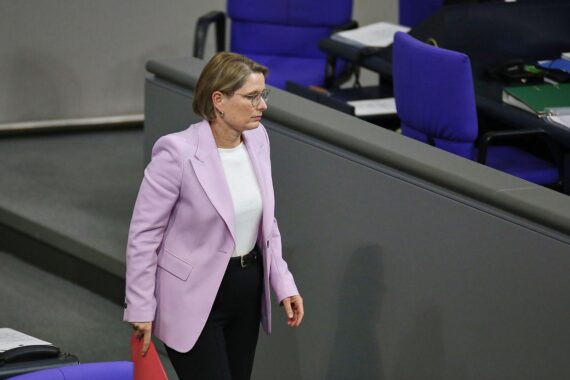 Stefanie Hubig diskutiert Gesetzesänderungen gegen digitale Gewalt und sexuelle Deepfakes.