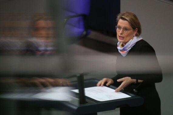 Bundesjustizministerin Stefanie Hubig spricht beim Gedenktag für Terroropfer und bietet Unterstützung an.