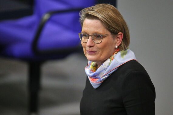 Starkes Symbol für sexuelle Selbstbestimmung: "Nur Ja heißt Ja" Regelung im Sexualstrafrecht.