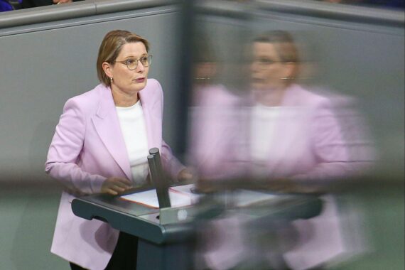 Stefanie Hubig präsentiert Gesetzesänderungen gegen digitale Gewalt in Berlin.