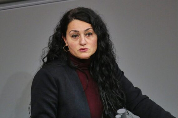Lamya Kaddor diskutiert Integration und Rechte syrischer Migranten vor al-Scharaa's Besuch in Berlin.