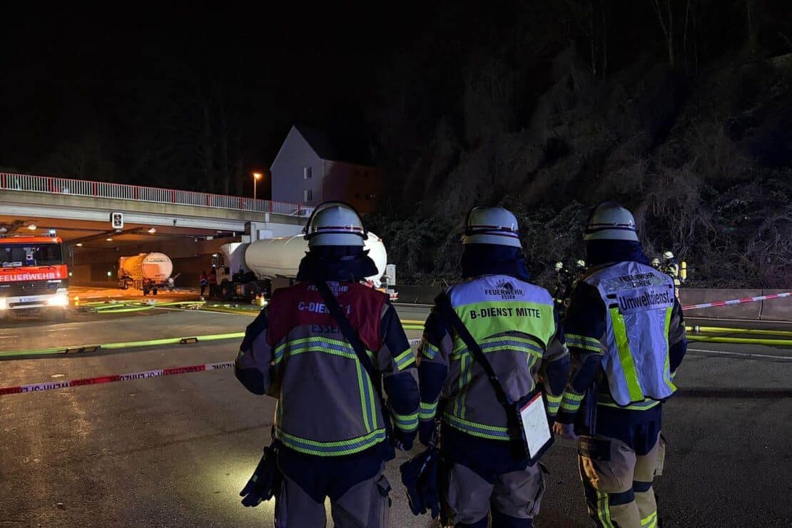 Kerosin-Austritt nach Unfall zweier Tanklaster auf A52 bei Essen