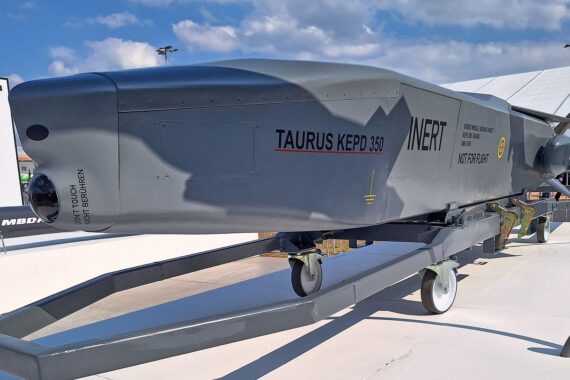 Taurus-Marschflugkörper im Fokus, symbolisieren Unterstützung für die Ukraine und strategische Abschreckung.