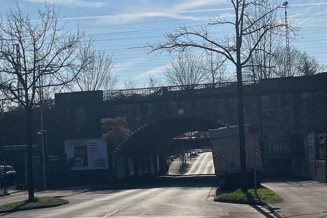 Kind bei Unfall mit Fahrschulauto in Bielefeld schwer verletzt