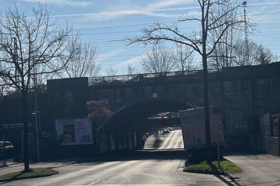 Verkehrsunfall mit schwer verletztem Jungen, Polizei und Rettungskräfte vor Ort, Unfallstelle geräumt.