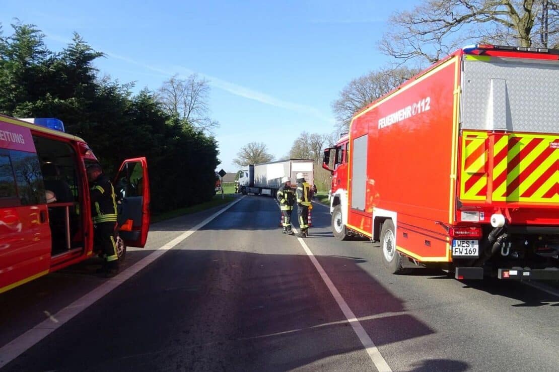 Kleintransporter nach Unfall mit LKW in Sonsbeck umgekippt
