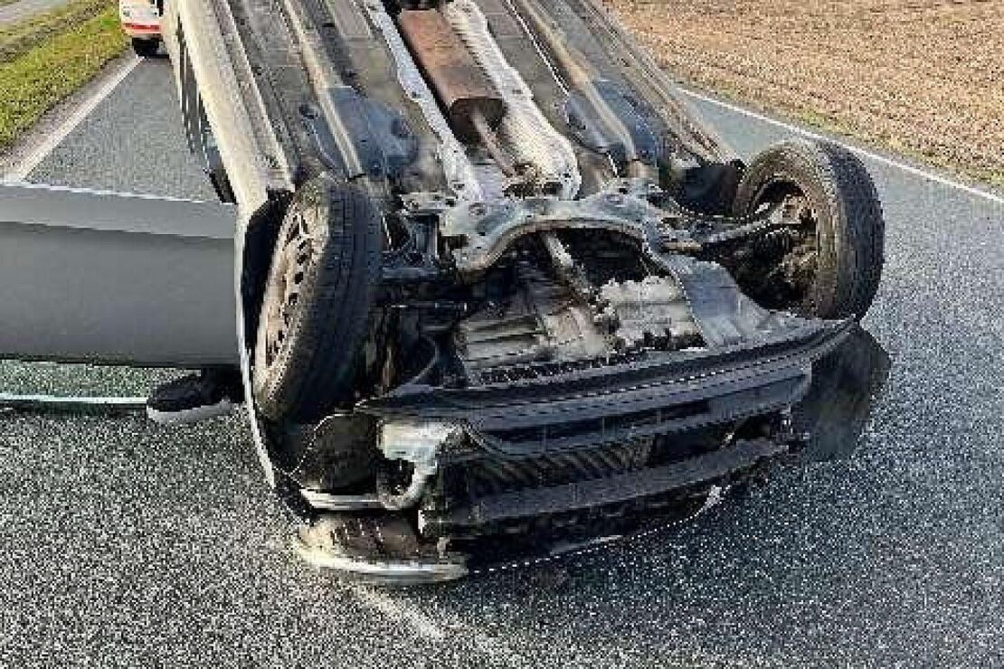 Kleinwagen landet nach gescheitertem Überholmanöver auf dem Dach