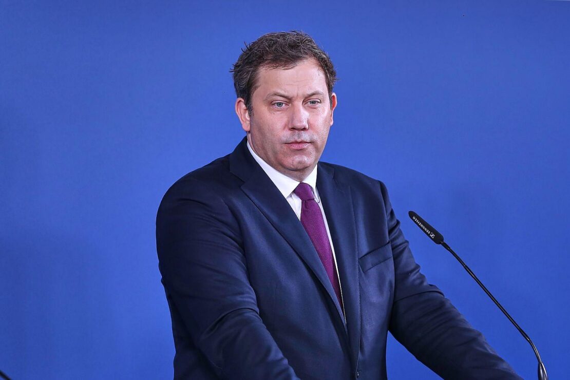 Klingbeil lässt "Übergewinnsteuer" für Mineralölkonzerne prüfen