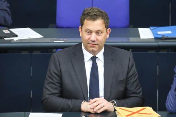 Lars Klingbeil diskutiert Altersvorsorge-Reform im Bundestag, betont Kostenbegrenzung und Transparenz.