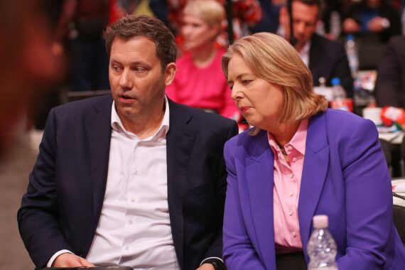 Lars Klingbeil und Bärbel Bas diskutieren über SPD-Zukunft nach Wahlschlappe in Rheinland-Pfalz.