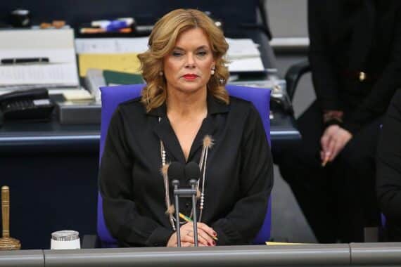Julia Klöckner während einer Sitzung im Bundestag, reflektiert über Reformen und digitale Kommunikation.