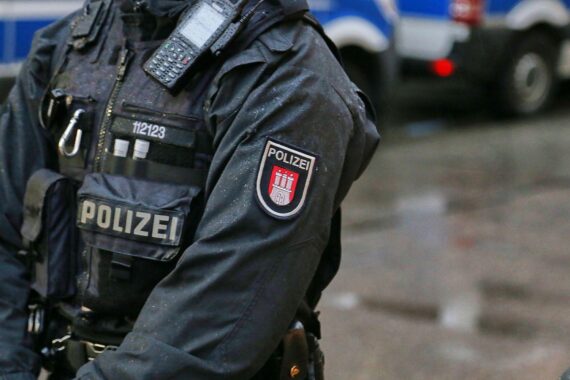 Polizisten diskutieren über Femizide und Gesetzentwürfe zum Schutz von Frauen in Deutschland.