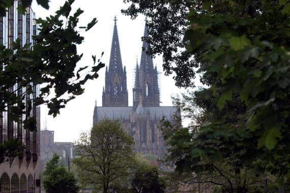 Bild des Kölner Doms mit Hinweisen auf Straßensperrungen und Evakuierung wegen Bombenfund.
