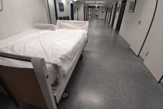 Krankenhaus, Reform, Gesundheit, Bundestag, Einsparungen, Patientenversorgung, Qualitätsvorgaben, Kompromiss, Personalpolitik.