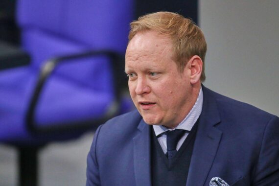 Tilman Kuban in einem politischen Gespräch über Deutschland und die USA.