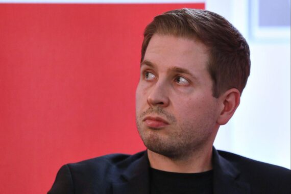 Kevin Kühnert im Fokus: politische Reflexion, Rücktritt, Engagement in neuen Rollen, Berliner Talk.