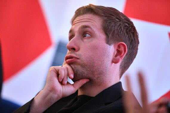 Kevin Kühnert äußert Bedenken zu rot-rot-grüner Koalition aufgrund außenpolitischer Differenzen.