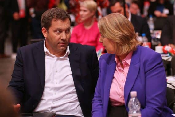 Lars Klingbeil und Bärbel Bas im Fokus: SPD-Wahlniederlage und interne Parteiüberlegungen.