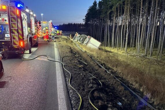 LKW-Unfall auf Autobahn 19, Feuerwehr im Einsatz, Straße teilweise gesperrt, Fahrer verletzt.