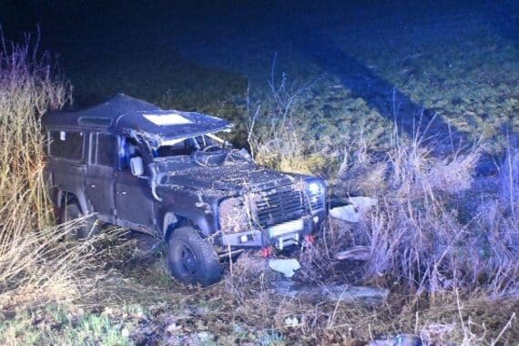 Verunglückter Land Rover im Straßengraben nach schwerem Unfall unter Alkoholeinfluss.