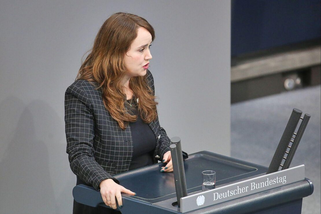 Lang fordert Merz zu Stellungnahme im Fall Fernandes auf