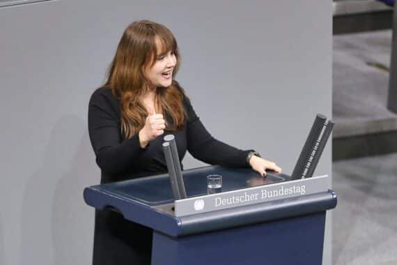 Ricarda Lang spricht über Wahlerfolge, Distanz zur Partei und politische Skepsis in Berlin.