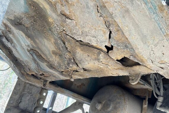 Verrosteter Sattelzug unter Kontrolle der Polizei auf Autobahn, Sicherheitsmängel sichtbar.