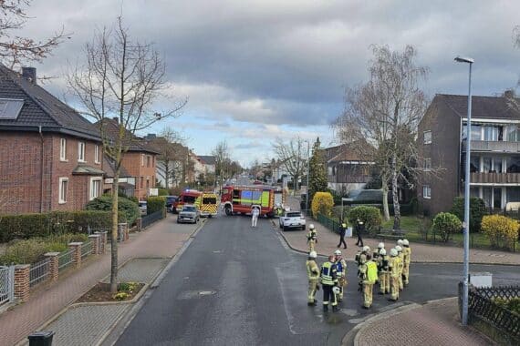 Einsatzkräfte der Feuerwehr sichern den Bereich um ein Einfamilienhaus mit Gasaustritt.