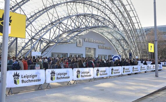 Buntes Treiben auf der Leipziger Buchmesse mit Ausstellern und Lesern aus aller Welt.
