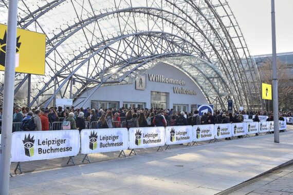 Buntes Treiben auf der Leipziger Buchmesse mit Ausstellern und Lesern aus aller Welt.
