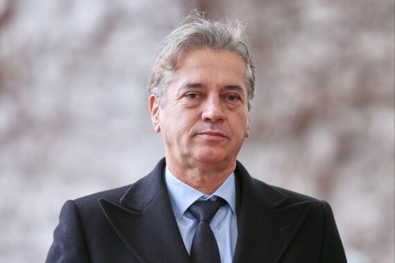 Robert Golob lächelt, symbolisiert politische Erfolge und Herausforderungen nach Sloweniens Parlamentswahl.