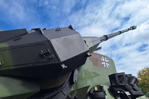 Flugabwehrkanonenpanzer Gepard vor industrieller Kulisse, repräsentiert Rüstungsindustrie und wirtschaftliche Debatte Thüringens.