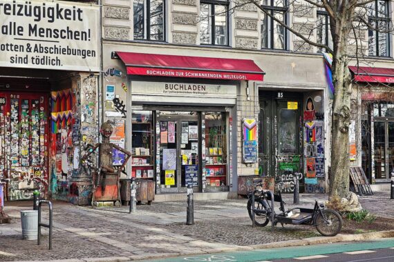 Buchhandlung im Fokus: Diskussion über staatliche Kontrolle und den Verfassungsschutz.