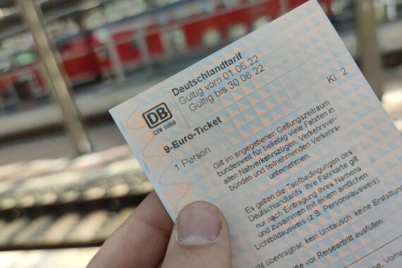 Sören Pellmann fordert Neuauflage des 9-Euro-Tickets zur Entlastung der Verbraucher von Spritpreisen.