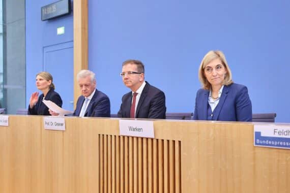 Gesundheitskommission diskutiert gerechte Krankenversicherungsreform und Vorschläge zur Verbesserung der Bevölkerungsgesundheit.