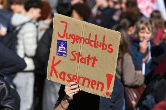Schüler protestieren gegen Wehrdienstpflicht, fordern Frieden, Bildung und Selbstbestimmung für die Jugend.
