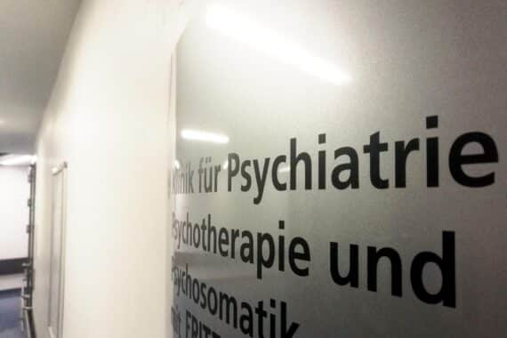 Demonstration gegen Honorarkürzungen in der Psychotherapie mit Menschen und Transparenten.