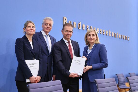 Expertenkommission präsentiert umstrittene Gesundheitsreformen, die Patienten stark belasten und Kürzungen vorsehen.