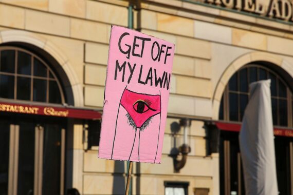 Demonstration für Frauenrechte, Transparente, engagierte Menschen, Solidarität gegen Gewalt, politische Forderungen sichtbar.