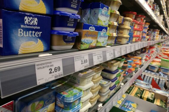 Butter im Supermarktregal, symbolisiert steigende Lebensmittelpreise und Forderungen nach Mehrwertsteuersenkung.