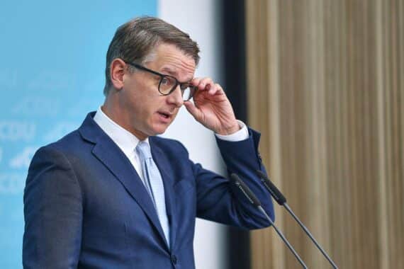 Carsten Linnemann bei der Wahlberichterstattung: Spannung, Unsicherheit, Grüne jubeln über Prognosen.