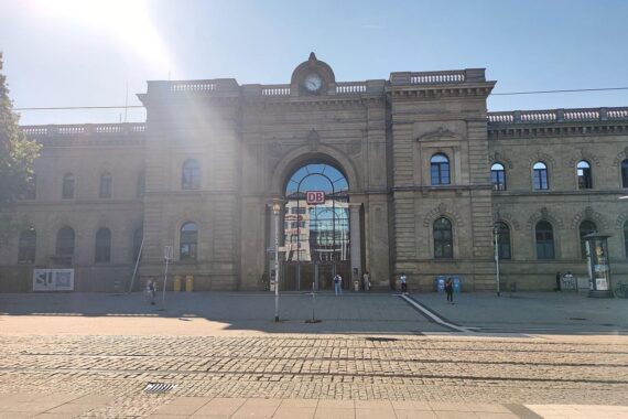Magdeburg Hauptbahnhof mit Menschen, die das neue Sozialticket für Nahverkehr nutzen.
