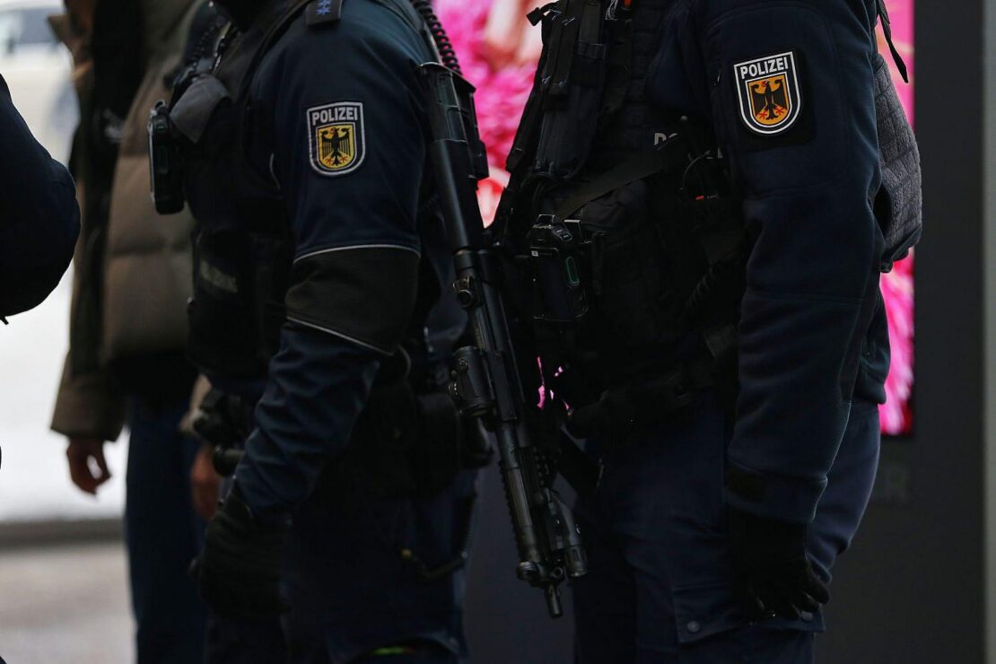 Mann bedroht Bahn-Mitarbeiter mit Messer am Savignyplatz