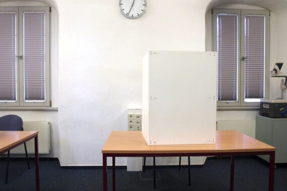 Wahllokal mit Wahlurnen und Wählern bei der Oberbürgermeister-Stichwahl in Nürnberg.