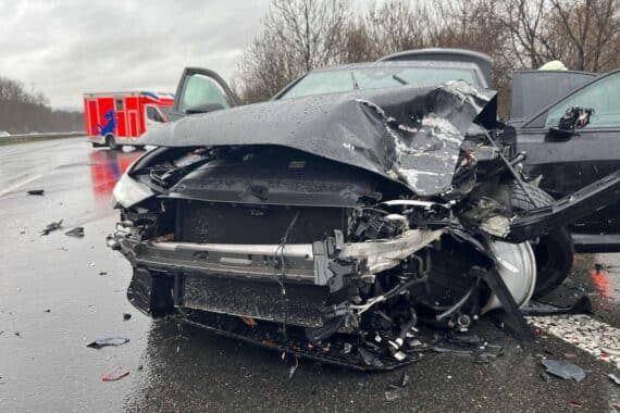 Aquaplaning-Unfälle auf Autobahn; Fahrzeuge gegen Leitplanken kollidiert; Polizei warnt vor Nässe.