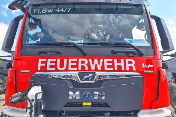 Feuerwehr löscht Brand in Hochhaus, schwer verletzte Person gerettet, Fenster geplatzt.