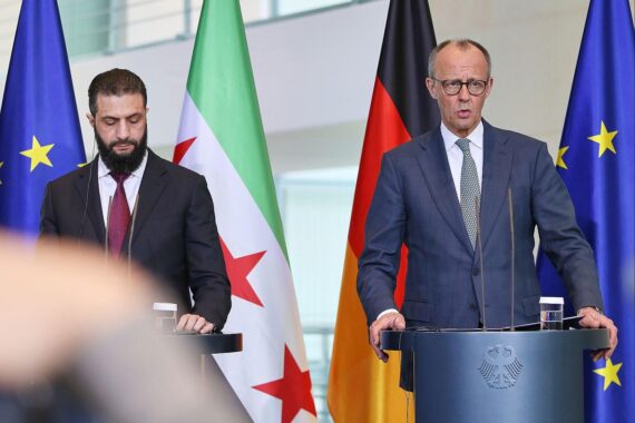 Friedrich Merz und Ahmed al-Scharaa diskutieren über die Rückkehr syrischer Flüchtlinge in Deutschland.