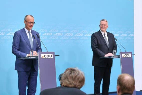Friedrich Merz und Gordon Schnieder diskutieren über Reformen nach Wahlsieg der CDU in Rheinland-Pfalz.